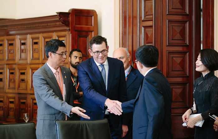 Chinese delegates meeting Victorian Premier Daniel Andrews 